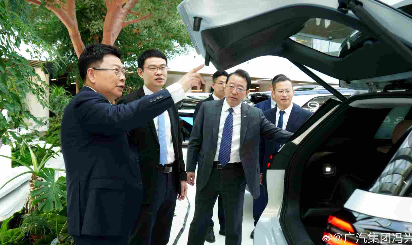 华为余承东到访广汽，与冯兴亚交流共建鸿蒙生态